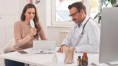 Patientin und Arzt messen mit dem Vivatmo pro den FeNO-Wert